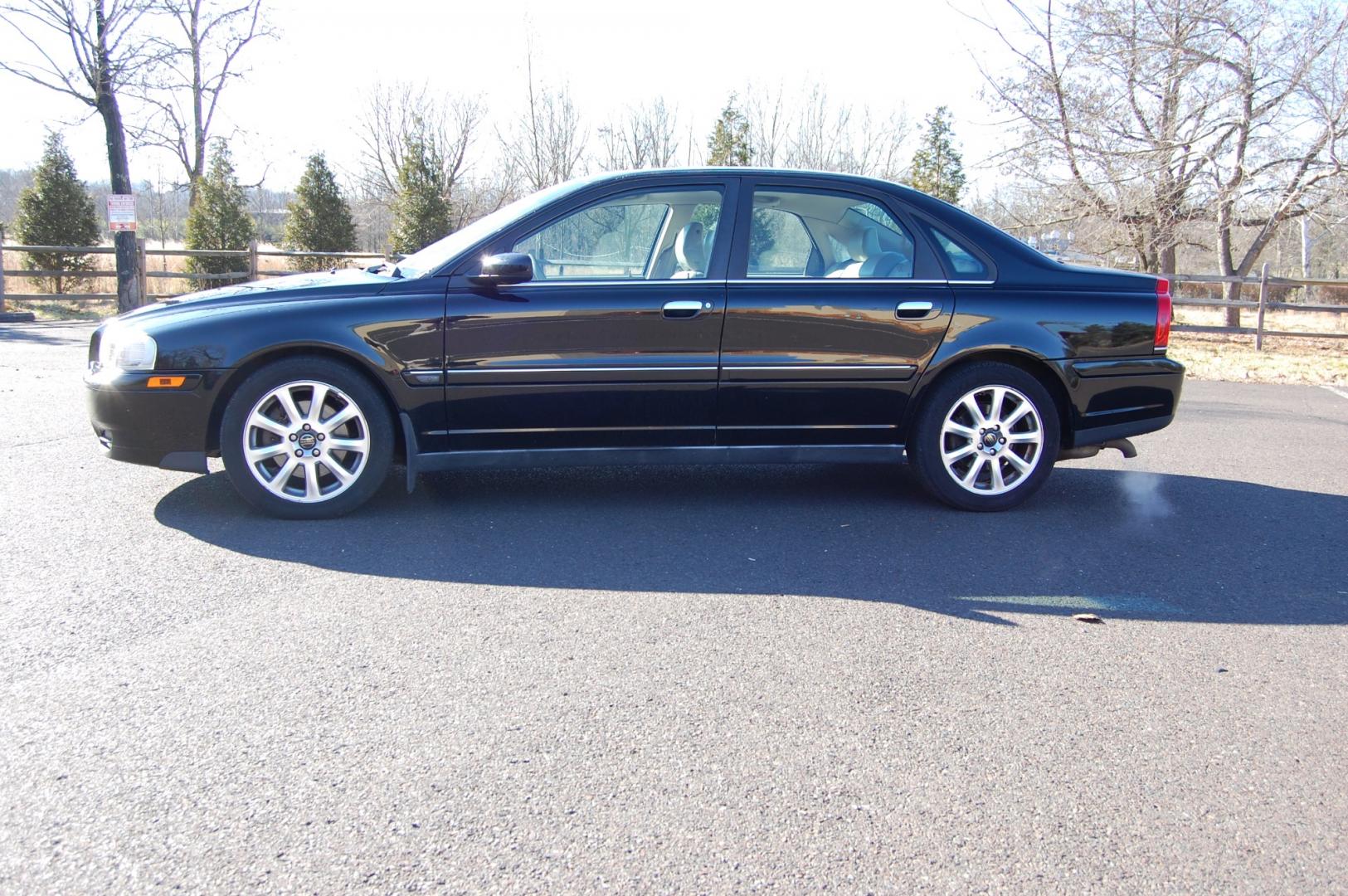 2004 Black /Gray leather Volvo S80 2.5t (YV1TS59H541) with an 2.5 liter turbo 5 cylinder engine, Automatic transmission, located at 6528 Lower York Road, New Hope, PA, 18938, (215) 862-9555, 40.358707, -74.977882 - Here for sale is a freshly traded, well serviced 2004 Volvo S80 2.5T sedan. Under the hood is a good running 2.5 liter turbocharged 5 cylinder which puts power to the front wheels via a smooth shifting automatic transmission. Features include; Gray leather interior, keyless entry system, one maste - Photo#1